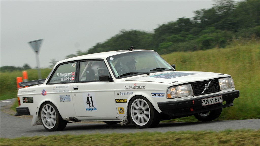 Heino Mejer kørte endnu en overlegen sejr hjem i den hvide Volvo 242 Turbo.
(Foto: rallypics.dk – Viggo Johansen)